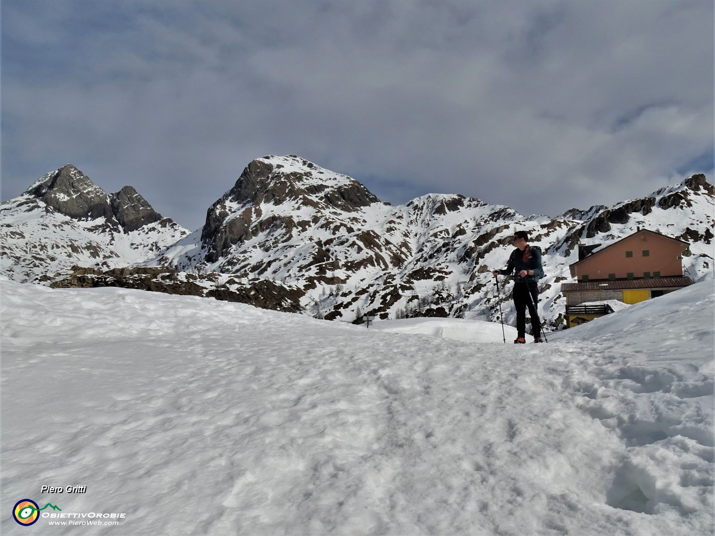 36 In arrivo al Rif. Calvi (2006 m) con da sx Diavolo di Tenda (2916 m) e Grabiasca (2704 m).JPG